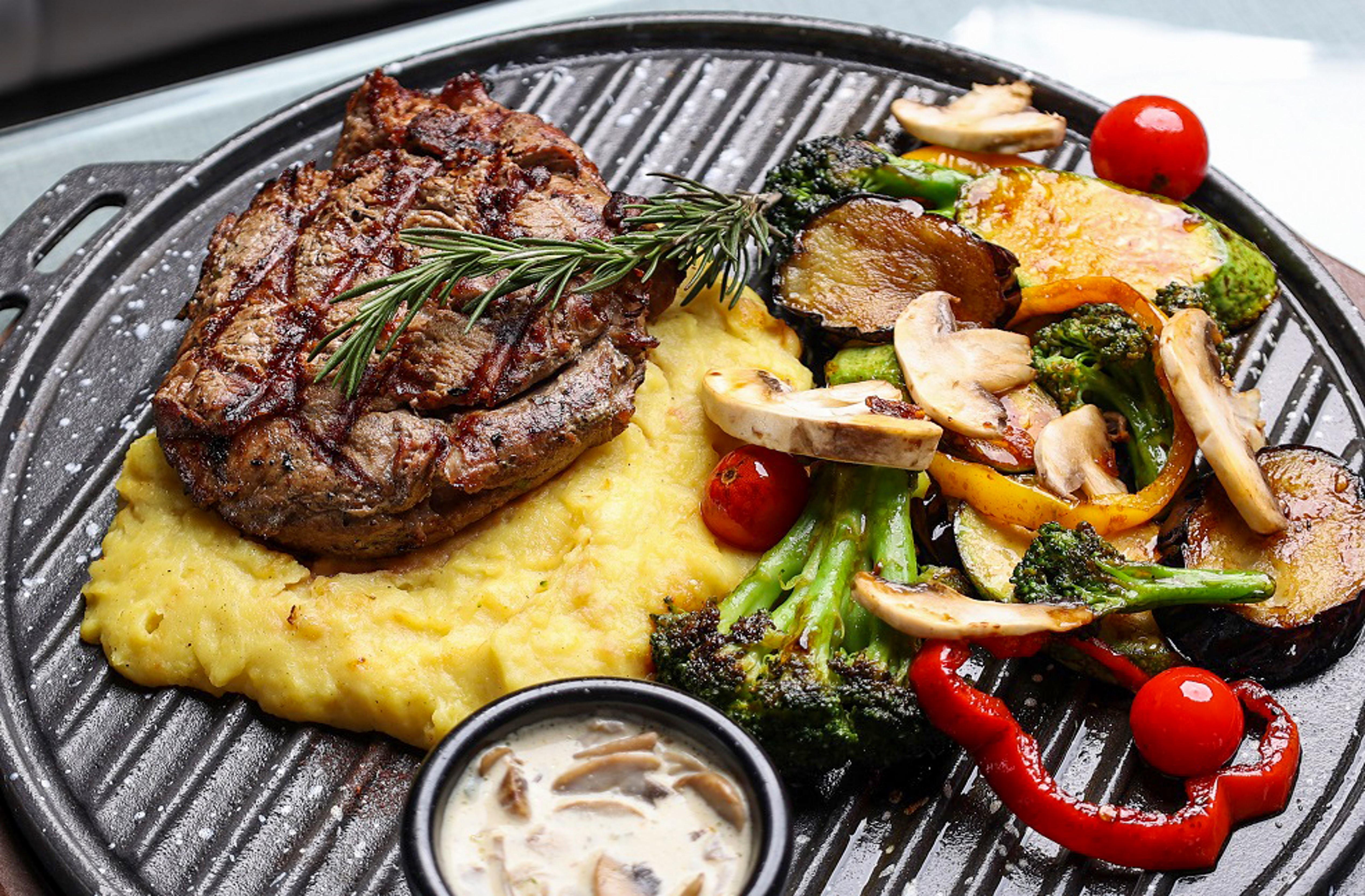 تصویر فیله استیک با سس قارچ